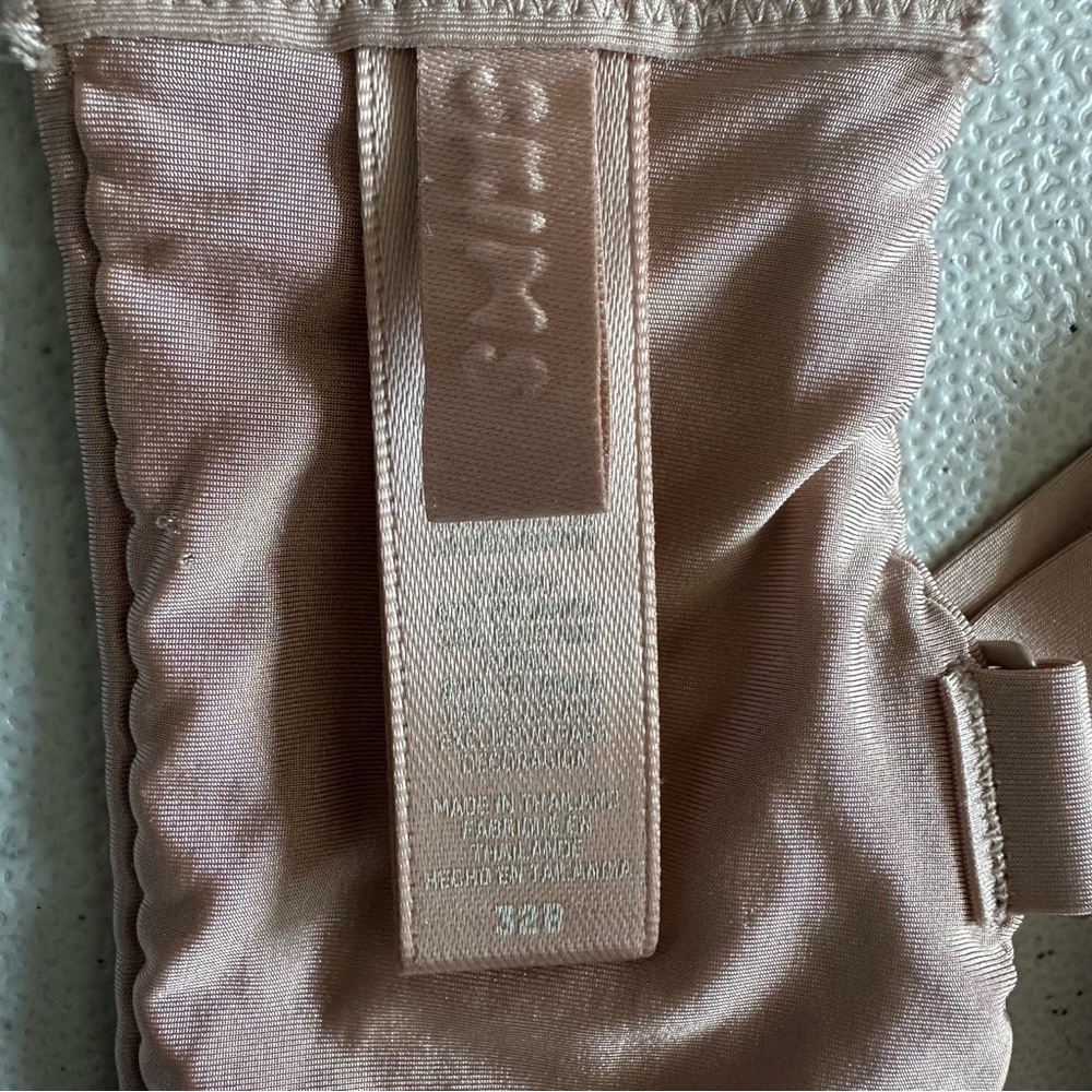 SKIMS Tan Seamless Everyday Bra - Picture 7 of 7